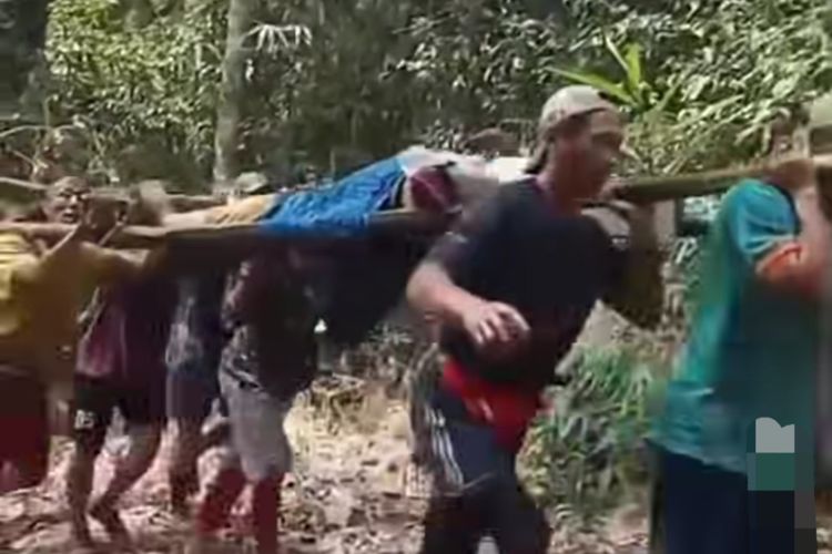 Ironi Perbatasan Negeri, Orang Sakit Ditandu Naik Turun Bukit, Perjalanan ke Pustu Butuh 8 Jam