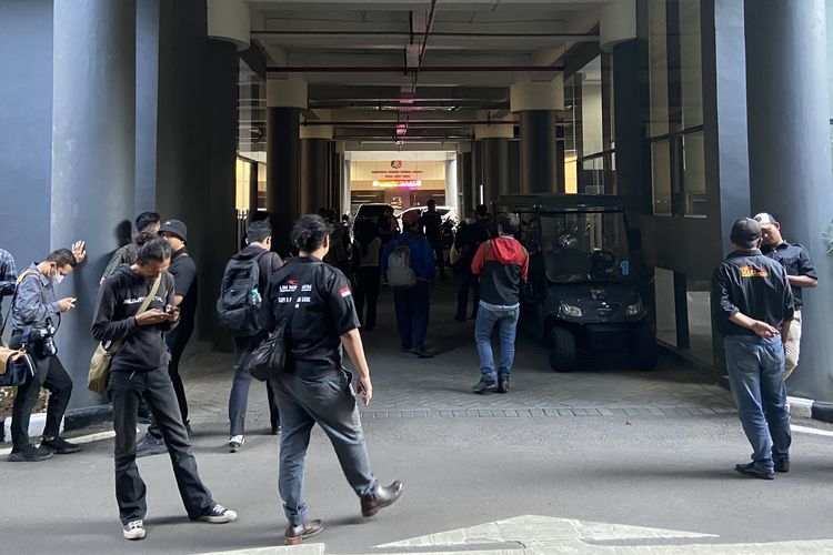 Puluhan awak media yang meliput pemeriksaan Gubernur Jatim sebagai saksi kasus dana hibah pokmas di Polda Jatim, Kamis (10/7/2025)