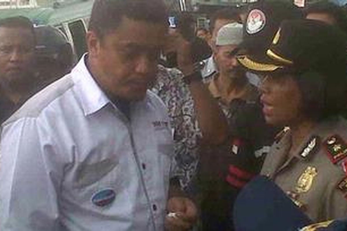 Calon Gubernur Jawa Barat Yusuf Macan Efendi saat berdialog dengan salah seorang polisi, pada kampanye simpatik, di Terminal Cicaheum, Bandung, Kamis (14/2/2013).