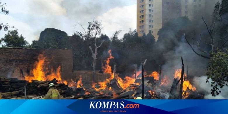 Tumpukan Kayu di Samping Apartemen Casablanca Terbakar