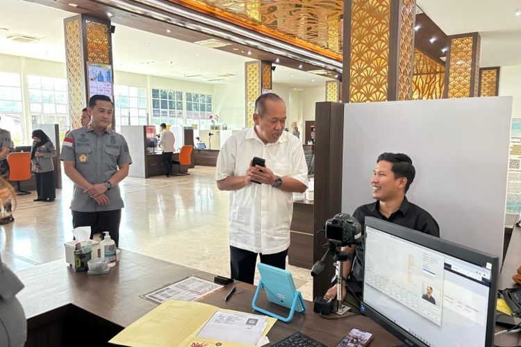 Direktorat Jenderal (Ditjen) Imigrasi Kementerian Imigrasi dan Pemasyarakatan melayani total 9.857 pemohon paspor pada hari pertama masuk kerja usai libur Idul Fitri pada Selasa (8/4/2025). 