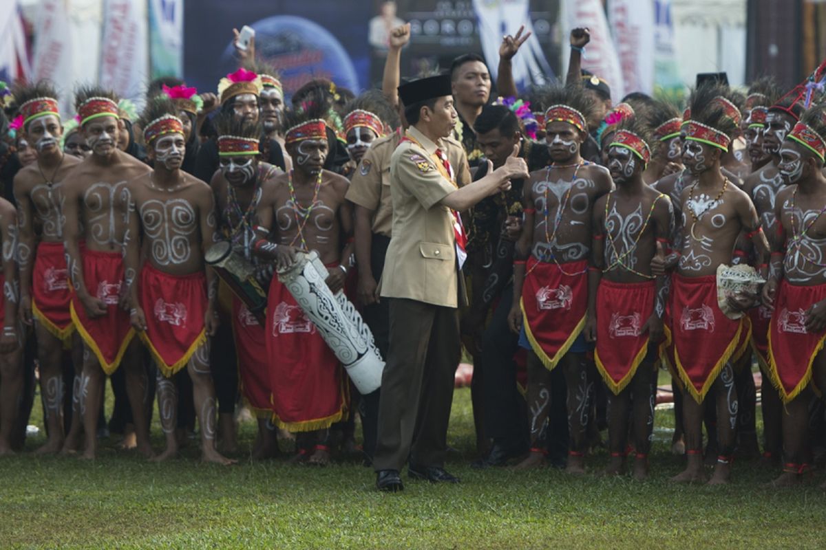 Presiden Joko Widodo (tengah) mengacungkan jempol usai berfoto bersama para anggota pramuka berkostum tradisional Papua dalam acara Raimuna Nasional XI yang bertepatan dengan peringatan ulang tahun Pramuka ke-56 di, Bumi Perkemahan Cibubur, Jakarta, Senin (14/8/2017). Sebanyak 15 ribu Pramuka Penegak dan Pandega dari 34 provinsi dan 514 kota/kabupaten serta pramuka luar negeri mengikuti kegiatan bertajuk Pramuka untuk Masa Depan Indonesia: kreatif, inovatif, berkarakter. ANTARA FOTO/Rosa Panggabean/aww/17.