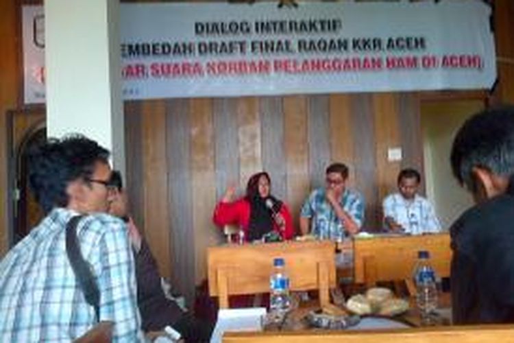 Sejumlah organisasi sipil di Aceh yang bergerak dibidang HAM, berdiskusi tentang masukan yang disampaikan korban pelanggaran HAM di Aceh untuk Rancangan Qanun KKR-Aceh, Jumat (6/12/2013). 
