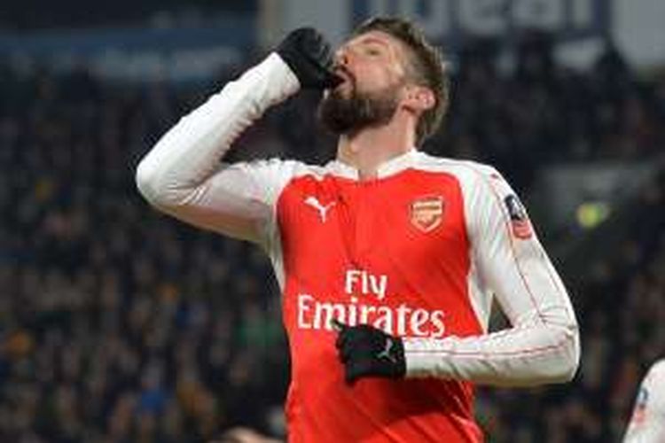 Striker Arsenal, Olivier Giroud, merayakan golnya ke gawang Hull City pada babak kelima Piala FA di KC Stadium, Selasa (8/3/2016).