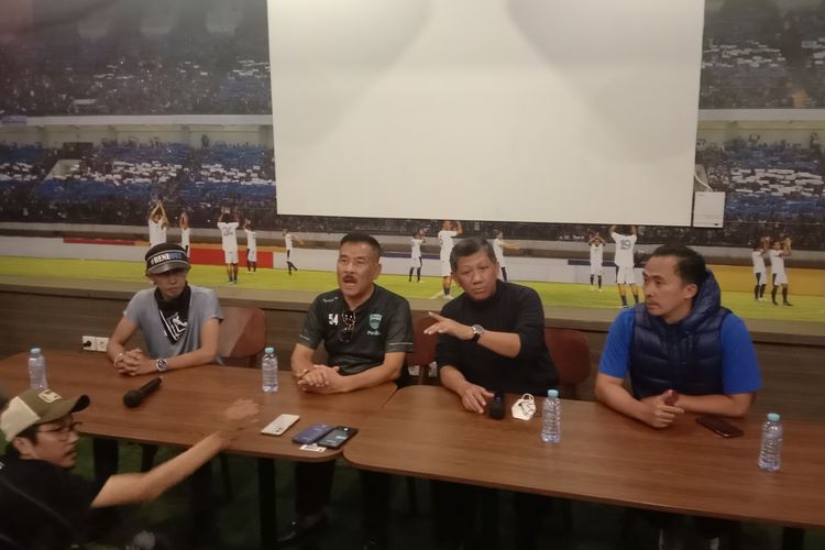 Komisaris PT Persib Bandung Bermartabat (PBB) Umuh Muchtar pastikan bahwa Robert Rene Alberts mundur dari kursi pelatih Persib Bandung. Hal itu diungkapkannya saat konferensi pers di Graha Persib, Rabu (10/8/2022).