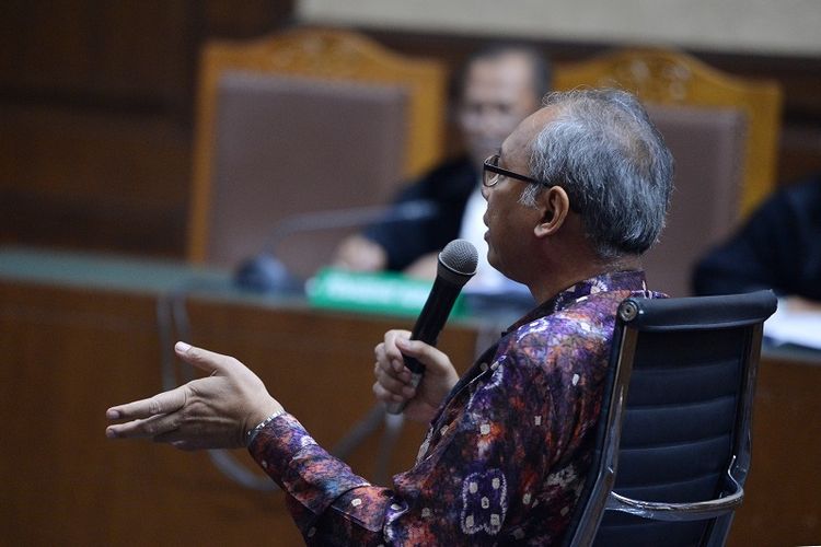 Terdakwa kasus merintangi penyidikan kasus proyek pengadaan KTP elektronik, Bimanesh Sutarjo, menjawab pertanyaan majelis hakim ketika menjalani sidang lanjutan di Pengadilan Tipikor, Jakarta, Kamis (7/6). Sidang lanjutan tersebut mengagendakan pemeriksaan terhadap terdakwa. 