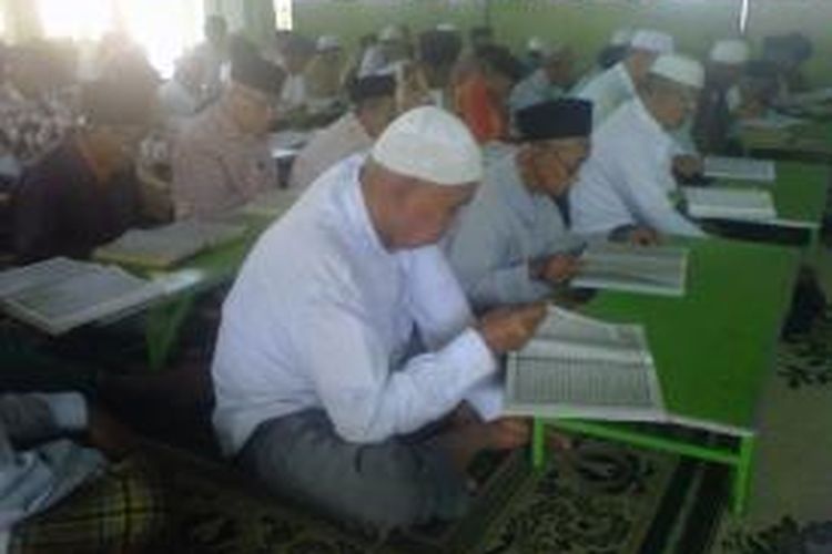 Jamaah Masjid Agung Kota Magelang melakukan Semaan atau menyimak bacaan Al-Quran selama Ramadhan.