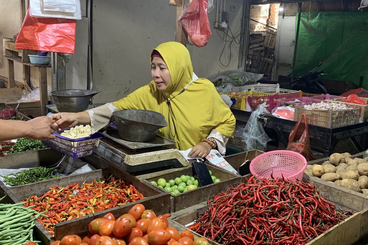 Harga cabai rawit merah di Pasar Kranji Baru, Bekasi Barat, Kota Bekasi, naik dua kali lipat lebih dari harga semula Rp 40.000 menjadi Rp 90.000 sekilo, Selasa (14/11/2023). Seorang pedagang bernama Umi Barkah (52) menyebut lonjakan itu terjadi karena musim kemarau.