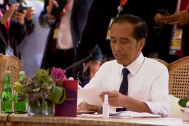 Presiden Joko Widodo saat memimpin acara jamuan makan siang formal (luncheon) Konferensi Tingkat Tinggi (KTT) G20 di Ocean front Lawn, The Apurva Kempinski, Bali pada Selasa (15/11/2022).