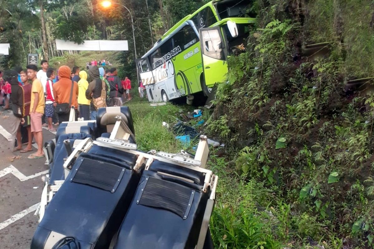 Bus pariwisata Kalingga Jaya yang membawa rombongan siswa MI Miftahul Arif Kudus mengalami kecelakaan di jalur Bayeman, Kecamatan Karangreja, Purbalingga, Jawa Tengah, Kamis (3/3/2022) pukul 04.00 WIB.