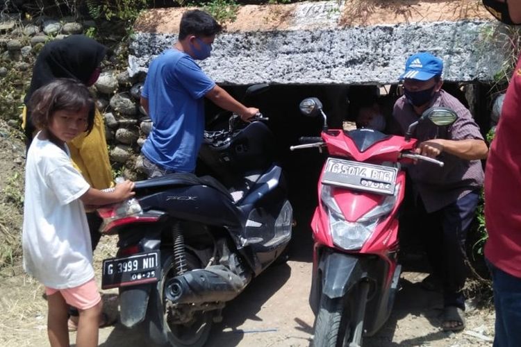 Warga melintasi terowongan di bawah rel kereta  setinggi 1 meter di Desa Karangmalang, Kecamatan Ketanggungan Brebes, Rabu (18/11/2020) (Istimewa)