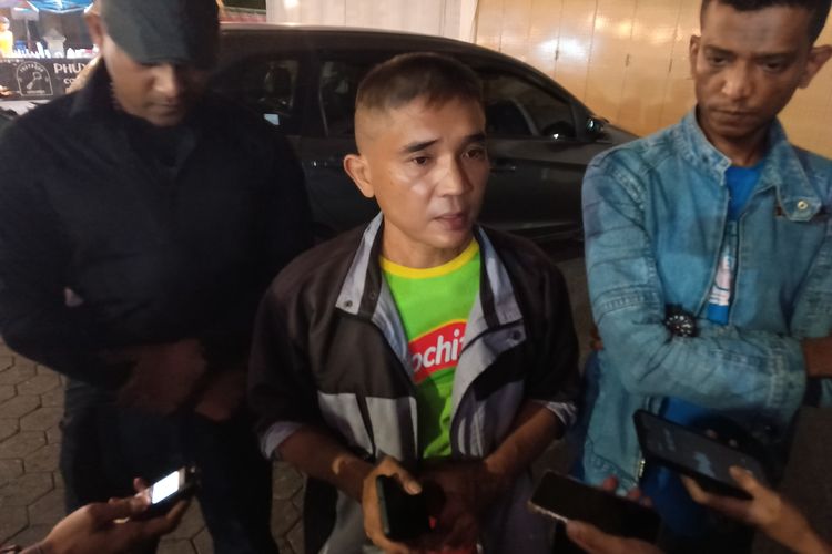 Amen pedagang martabak yang diduga dipalak anggota Dishub Medan saat diwawancarai wartawan di Jalan Gajah Mada, Kota Medan, Rabu (15/5/2024) 