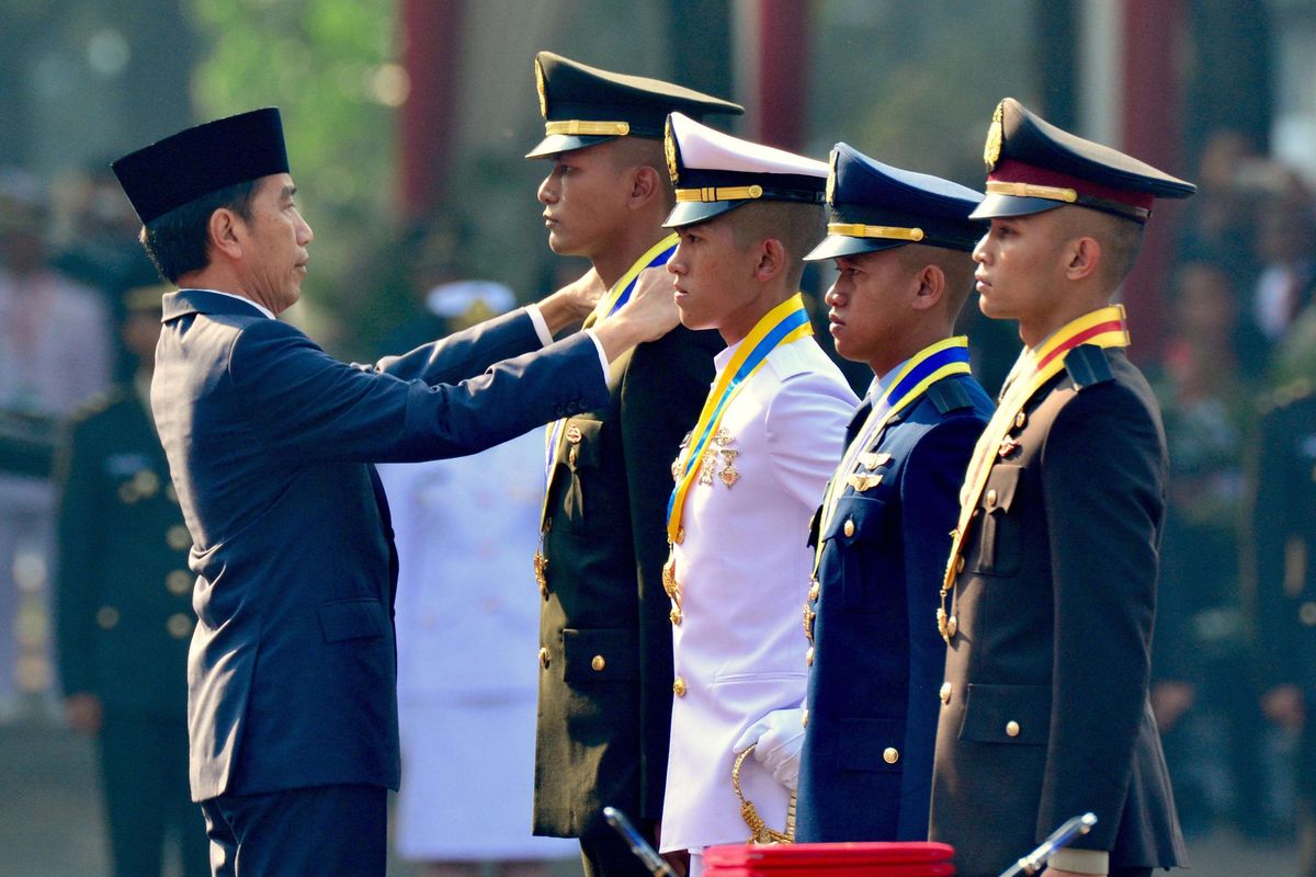 Presiden Joko Widodo saat memberikan penghargaan Adhi Makayasa kepada lulusan terbaik dari Akmil, AAL, AAU, dan Akpol di halaman Istana Merdeka, Jakarta, Selasa (16/7/2019). Presiden Joko Widodo melantik 781 perwira TNI-Polri yang terdiri atas 259 perwira TNI AD, 117 perwira TNI AL, 99 perwira TNI AU dan 306 perwira Polri.