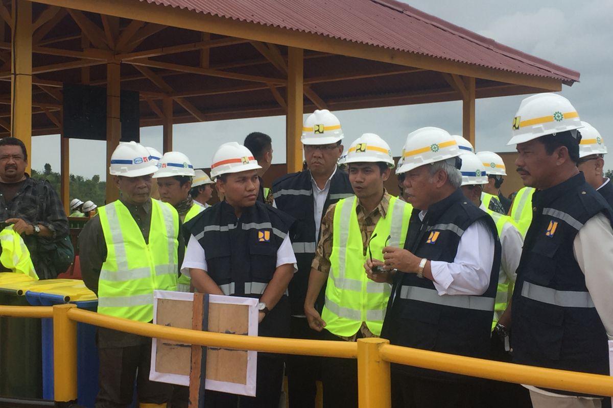 Menteri PUPR Basuki Hadimuljono saat meninjau Bendungan Sei Gong di Batam, Kepri, Jumat (2/3/2018).