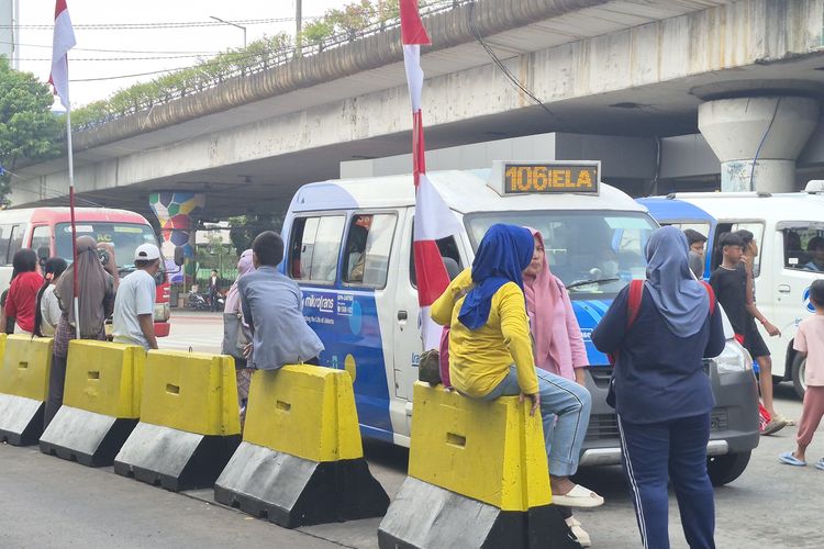 Saat Halte Tak Memadai, Separator Terminal Kampung Melayu Menjelma Jadi Tempat Tunggu Penumpang