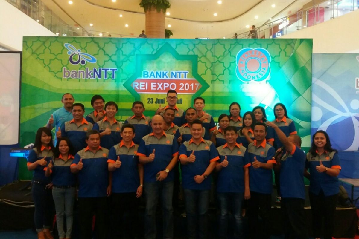 PHOTO:Pengurus REI NTT dan Pimpinan Bank NTT berpose bersama usai penutupan REI Expo NTT, Minggu (2/7/2017) malam