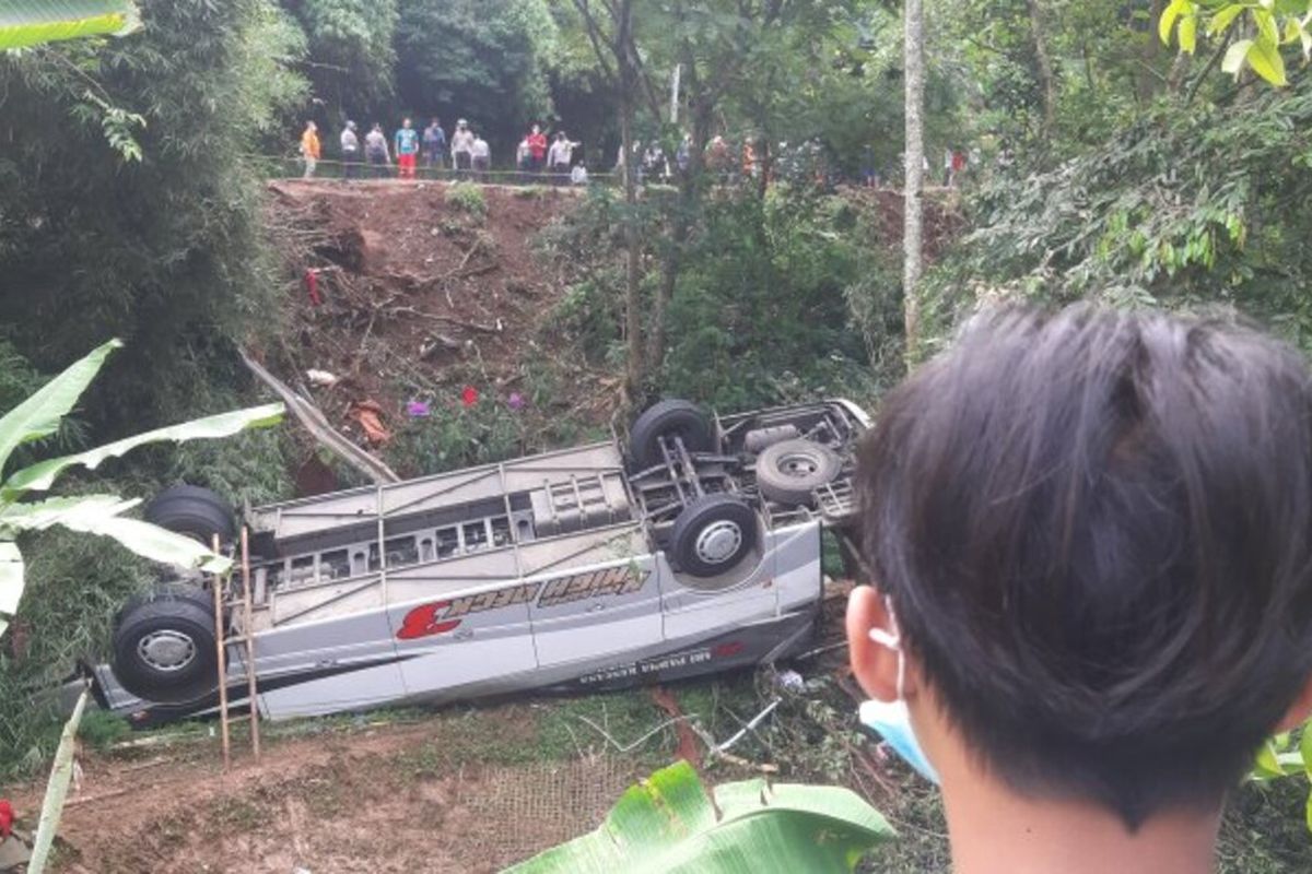 Bus pariwisata yang ditumpangi peziarah asal Subang terbalik dan ringsek di jurang Tanjakan Cae, Wado, Sumedang, Jawa Barat, Kamis (11/3/2021). Hingga sore ini, bus belum dievakuasi. AAM AMINULLAH/KOMPAS.com