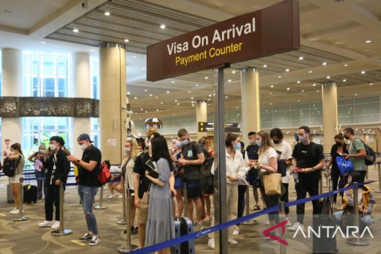 (File) Foreign tourists queueing to pay for their Visa on Arrival (VoA) facility at the arrival hall of I Gusti Ngurah Rai International Airport in Denpasar, Bali, April 28, 2022. 