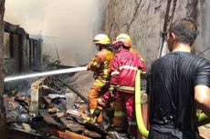 Diduga akibat Korsleting Saat Isi Daya Listrik Ponsel, 10 Rumah Semi Permanen di Bandung Terbakar