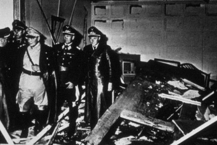 Ruang rapat di markas besar Hitler yang disebut Wolf's Lair di Rastenburg, Prusia hancur lebur akibat bom yang diletakkan Letkol Claus von Stauffenberg untuk membunuh pemimpin Nazi itu. Akibat ledakan bom itu empat orang tewas namun Hitler lolos dari maut.