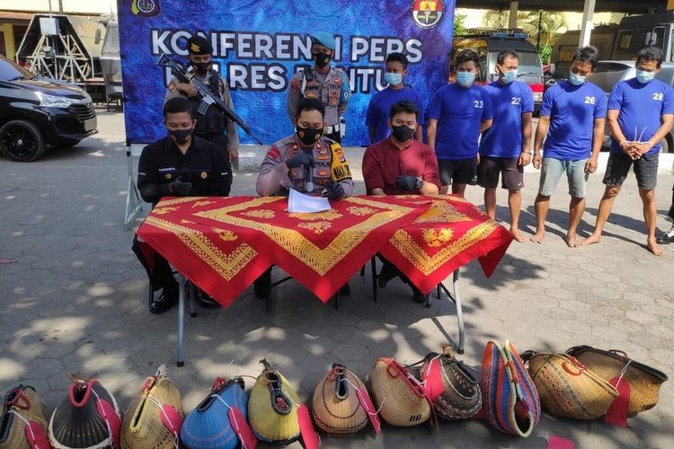 Wakapolres Bantul Kompol Sancoko Punjung Seksono (duduk tengah) menunjukkan barang bukti dan tersangka kasus judi sabung ayam di Mapolres Bantul Selasa (26/7/2022)