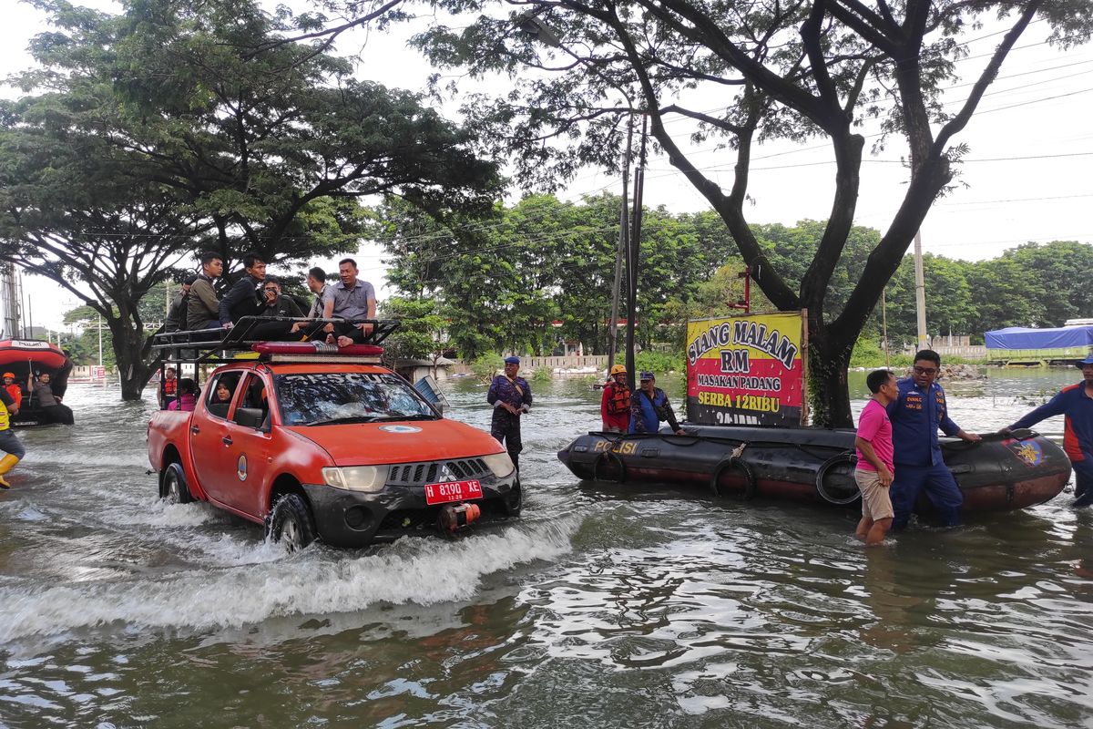 Para relawan evakuasi korban banjir di Kabupaten Demak, Sabtu (10/2/2024). (KOMPAS.COM/NUR ZAIDI)