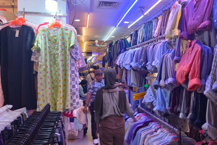Suasana Pasar Senen, salah satu kawasan baju bekas impor melimpah di Kawasan Jakarta Pusat, Rabu (8/3/2023).