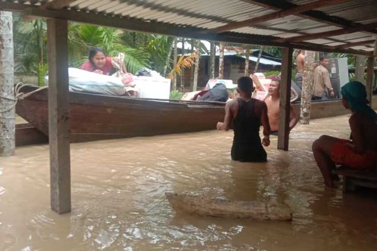 Warga Desa Alur Nyamuk, Kecamatan Bireuem Bayeum, Kabupaten Aceh Timur mengangkut barang untuk mengungsi karena rumah terendam banjir, Kamis (22/1/2021)
