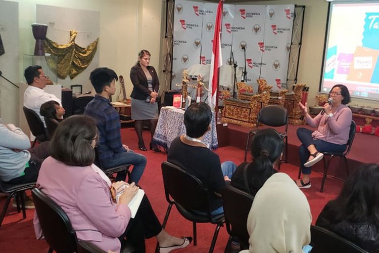 Kedutaan Besar Republik Indonesia (KBRI) Lima menyelenggarakan acara Talkshow dengan menghadirkan Trinity, penulis The Naked Traveler sebagai pembicara, Senin (29/10/2018).