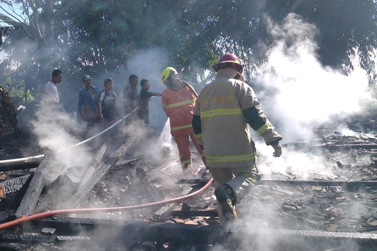 Petugas Damkar memadamkan api yang membakar rumah warga Kabupaten Semarang, Senin (6/5/2024).
