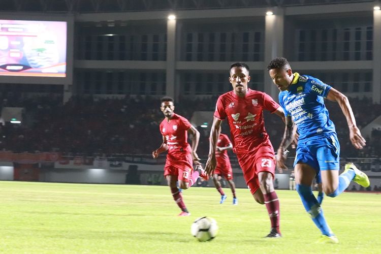 Striker asing Persib Bandung, Wander Luiz, menggiring bola dalam laga uji coba Persis Solo vs Persib Bandung di Stadion Manahan, Solo, Sabtu (15/2/2020).