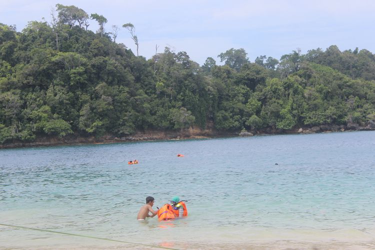 Pantai Tiga Warna di Malang 