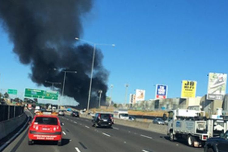 Kepulan asap hitam mengudara setelah sebuah pesawat ringan jatuh di sebelah utara Kota Melbourne, Selasa (21/2/2017). 