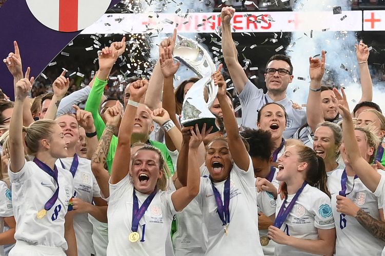 Para pemain Inggris merayakan trofi juara Euro 2022 usai menang pada final Piala Eropa Wanita 2022 atau Women's Euro 2022 antara Inggris vs Jerman di Stadion Wembley, di London, pada 31 Juli 2022.