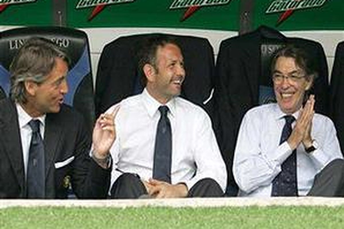 Presiden Inter Milan, Massimo Moratti (kanan) menjamin pelatih Roberto Mancini (paling kiri) tetap menangani I Nerazzurri.