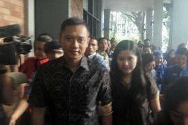 Bakal Calon Gubernur DKI Jakarta Agus Harimurti Yudhoyono didampingi istrinya, Annisa Pohan saat tiba di kantor DPP Partai Demokrat, Menteng, Jakarta Pusat, Jumat (23/11/2016).