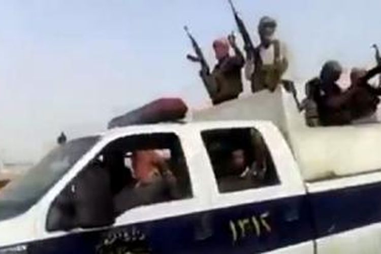 Gambar yang diambil dari video yang dipasang di jaringan media sosial militan memperlihatkan kelompok militan ISIL (Islamic State of Iraq and the Levant) tiba di kilang minyak Beiji, Irak, selasa (17/6/2014). 