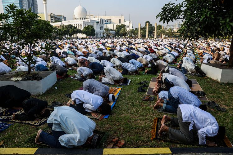 Umat Muslim melaksanakan shalat Idul Fitri di Masjid Agung Al-Azhar, Kebayoran Baru, Jakarta Selatan, Kamis (13/5/2021). Pelaksanaan shalat Idul Fitri 1442 hijriah dilakukan dengan protokol kesehatan pencegahan COVID-19 dengan menampung 7.000 jemaah atau 50 persen dari total kapasitas di area lapangan.