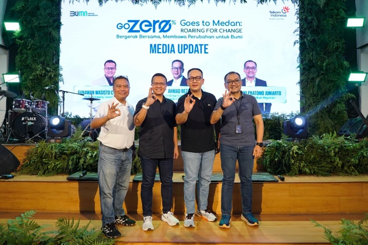 (Kiri ke kanan) AVP External Communication Telkom Sabri Rasyid, VP Sustainability Telkom Gunawan Wasisto Ciptaning Andri, SVP Group Sustainability and Corporate Communication Telkom Ahmad Reza, dan EVP Telkom Regional 1 Dwi Pratomo Juniarto pada sesi media update di acara GoZero% Goes to Medan, Sabtu (26/4/2025).