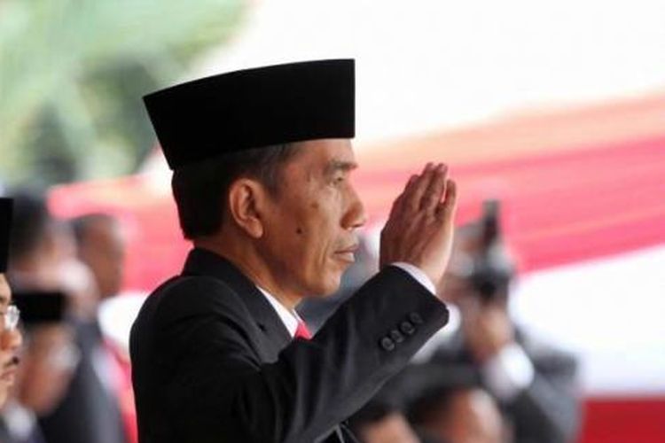 Presiden Joko Widodo memberikan hormat saat memimpin Upacara Peringatan Detik-detik Proklamasi HUT ke-70 RI di Istana Merdeka, Senin (17/8/2015).