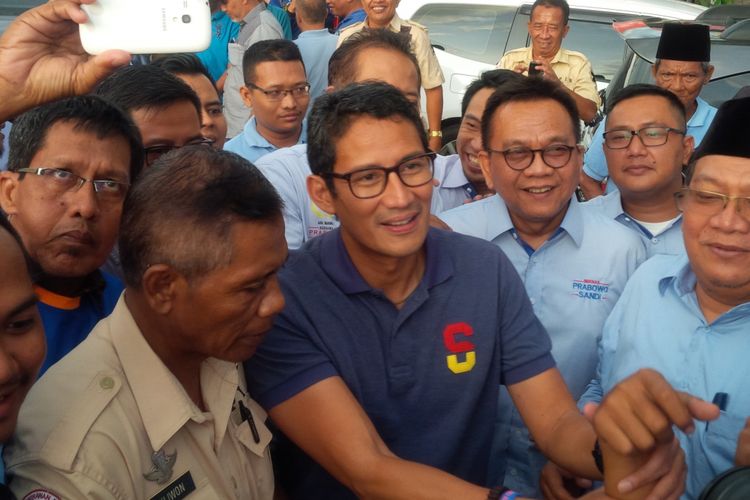 Cawapres nomor urut 02 Sandiaga Salahuddin Uno menghadiri peresmian kantor Seknas Pemenangan Prabowo-Sandi di Jalan Adi Soemarmo No 299, Klodran, Colomadu, Karanganyar, Jawa Tengah, Minggu (30/12/2018).