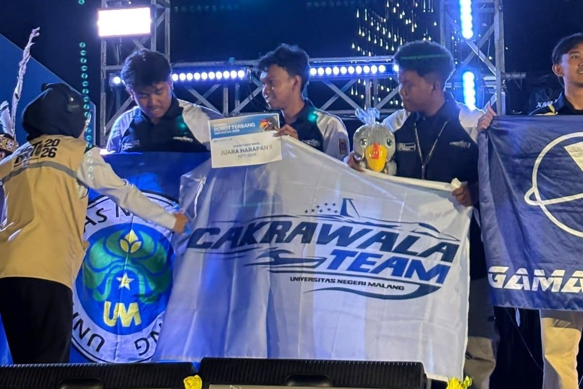 Cakrawala Team 2 Universitas Negeri Malang menerima penghargaan Juara Harapan II Divisi Fixed Wing dalam ajang Kontes Robot Terbang Indonesia (KRTI) 2026.