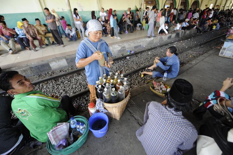 Pedagang jamu asal Wonogiri, Jawa Tengah, Sisri (50), mencoba peruntungan di tepian rel kereta di Stasiun Rangkasbitung, Lebak, Banten, Minggu (10/4/2011). Pekerjaan ini telah ia tekuni selama 20 tahun.