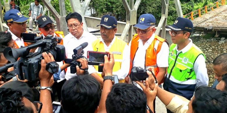 Dirjen Bina Marga Kementerian PUPR Sugiyartanto meninjau perakitan jembatan sementara pengganti Jembatan Batang Kalu di Nagari Kayu Tanam, Kecamatan 2x11, Padang Pariaman, Sumatera Barat, yang rusak akibat diterjang luapan air dari Sungai Batang Ulakan.