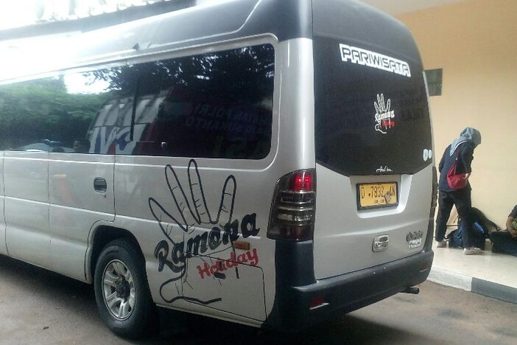 Minibus yang turut mengantar keluarga pelaku teroris Kampung Melayu menuju RS Polri, Senin (29/5/2017).