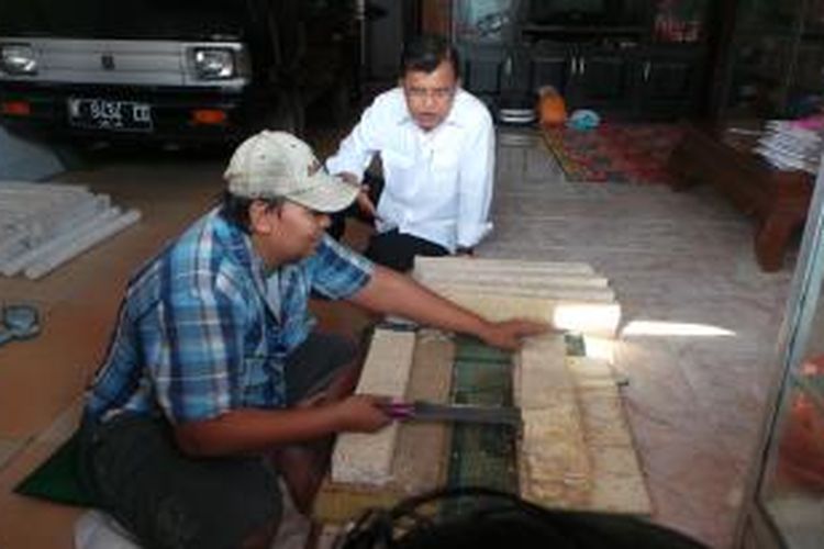 Jusuf Kalla saat nengunjungi pengrajin kripik tempe di Desa Sanan, Kota Malang, Jawa Timur, Selasa (17/6/2014).