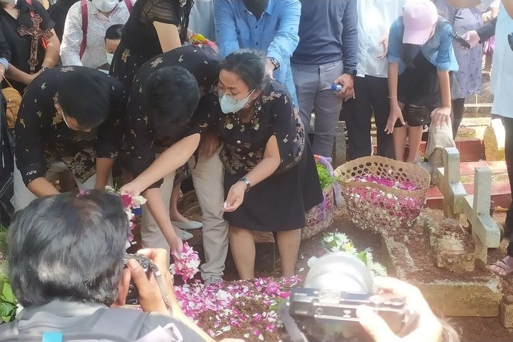 Pemakaman jenazah Iwan Boedi Prasetijo pegawai Bapenda Kota Semarang. Kamis (22/9/2022)