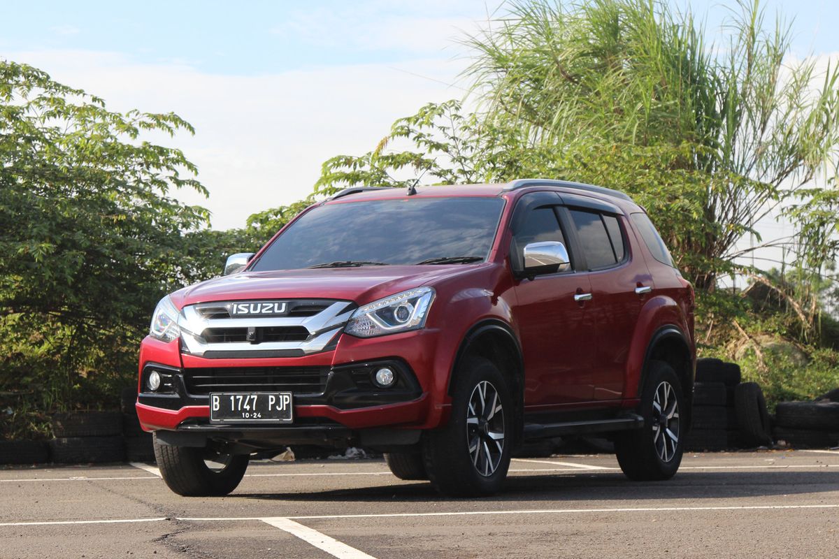 Isuzu mu-X i Series. mu-X jadi satu-satunya pilihan kendaraan penumpang dari Isuzu. SUV ini menggantikan Panther sebagai model mobil penumpang Isuzu.