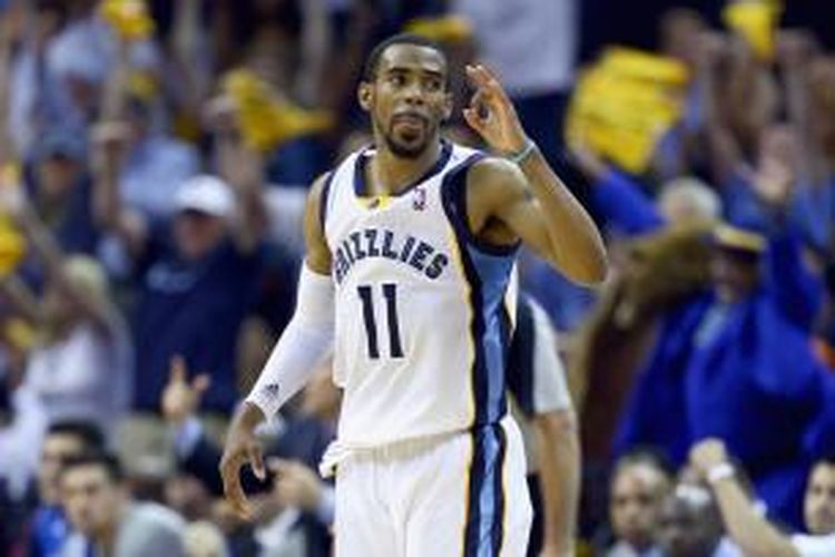 Pebasket Memphis Grizzlies Mike Conley bereaksi setelah melakukan tembakan tiga angka saat melawan Oklahoma City Thunder pada laga ketiga babak play-off Wilayah Barat di FedEx Forum, Kamis (24/4/2014).