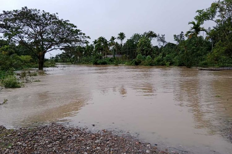 Jalan Desa Leubok, Kecamatan Matangkuli, Aceh Utara, terendam banjir, Minggu (27/2/2022). Jalan ini lintas utama yang menghubungkan Kecamatan Pirak Timu dan Kecamatan Matangkuli, Aceh Utara.